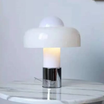 lampe champignon blanche allumée style art déco sur table d'appoint dans salon