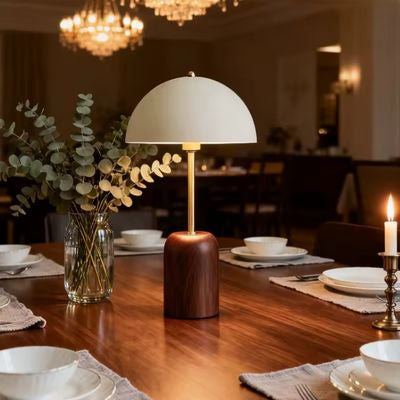 Lampe champignon bois et fer sur table salle à manger couverts blancs vase eucalyptus