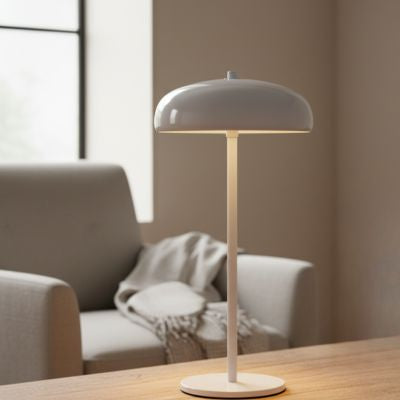 lampe champignon design blanche sur table basse bois salon jeté blanche sur fauteuil blanc