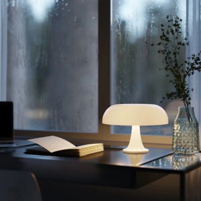 Lampe champignon blanc pur pour une lecture passionnante