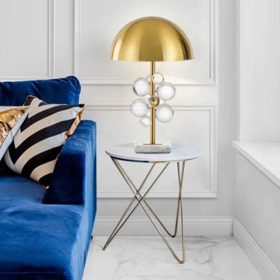 Lampe champignon design italien dorée base marbre blanc bulles verres transparents salon moderne tout blanc canapé bleu électrique