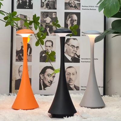 lampe champignon design orange noire grise sur tapis blanc images artistes