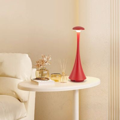 lampe champignon design rouge sur table blanche canapé blanc
