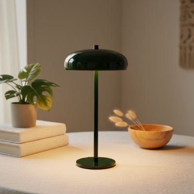 lampe champignon design vert foncé sur table ronde 2 livres petite monstera