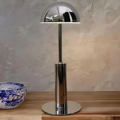 lampe champignon en fer chrome portable rechargeable sans fil posée sur table bois petit bol blanc et bleu