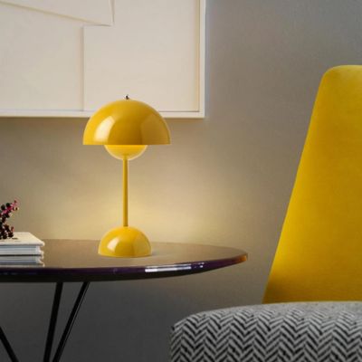 lampe champignon jaune tactile rechargeable LED variateur intensité trois niveaux design moderne sur table noire ronde fauteuil