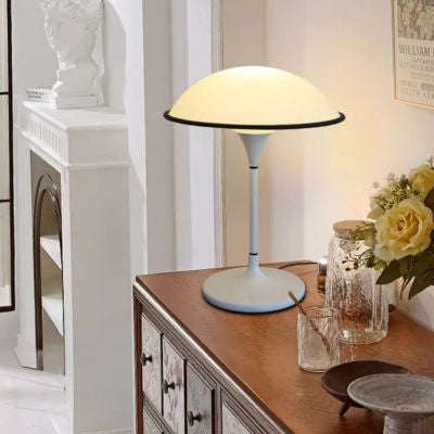Lampe champignon liseré noir corps  blanc crédence bois salon fleurs jaunes cheminée blanche buste blanc