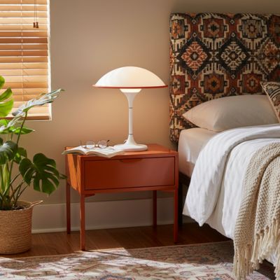 Lampe champignon liseré orange et corps blanc chambre bohème avec monstera et store bois