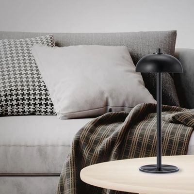 Lampe champignon noire dans salon contemporain table d'appoint ronde