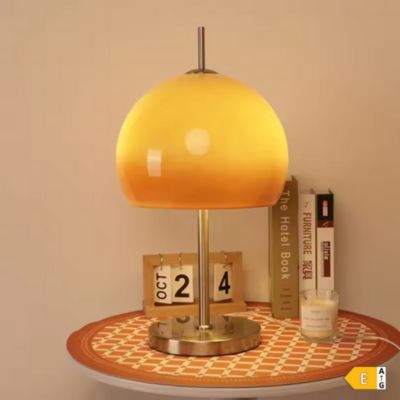 lampe champignon orange influence Bauhaus italien sur petite table ronde