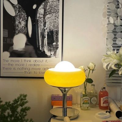 Lampe champignon orange  Dome70 vintage allumée posée table blanche cadre noir et blanc roses blanches ambiance fraîche 