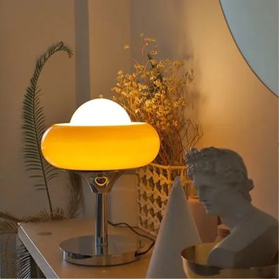Lampe champignon orange Dome70 vintage pied chrome abat-jour type donut grosse ampoule blanche mis en valeur style boule de glace vanille