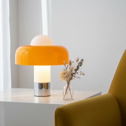 lampe champignon orange style pur lumineux sur table blanche et fleurs séchées