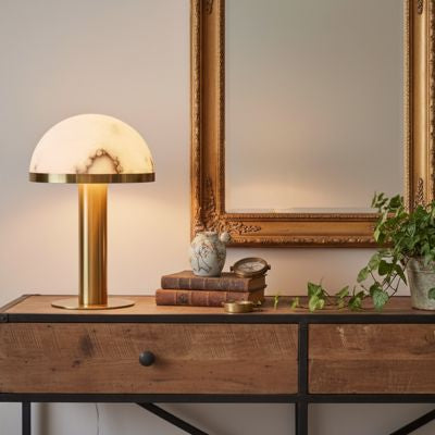 lampe champignon postmoderne métal doré blanc marbré sur crédence bois et et fer industrielle éclectique