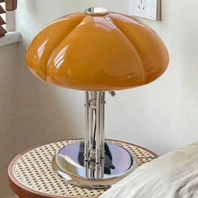 lampe champignon orange brûlée sur table de chevet bois et rotin