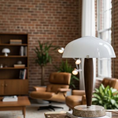 Lampe champignon marbre bois et verre gros plan salon industriel