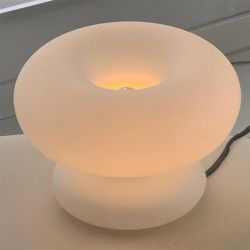lampe champignon blanche en verre sur table blanche