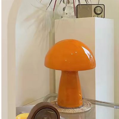 lampe champignon orange en verre style Bauhaus vintage sur table en verre radio vintage sur colonne blanche ambiance années70