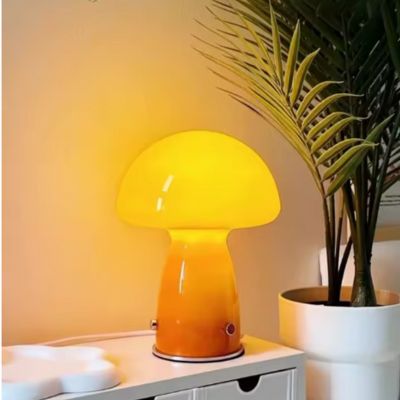 lampe champignon orange allumée style Bauhaus en verre USB sur crédence blanche plante verte pot blanc
