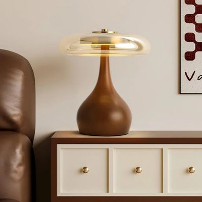 Lampe champignon métal et verre style vintage français sur commode nordique 