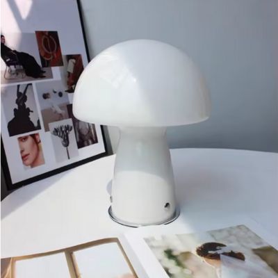 lampe champignon blanche verre vintage style mouvement Bauhaus Led USB posée sut table ronde blanche un cadre et photos mode