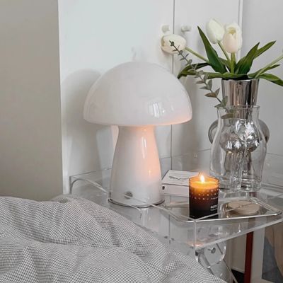 lampe champignon blanche en verre  style mouvement Bauhaus vintage LED USB dans chambre tout en blanc sur table verre transparent 