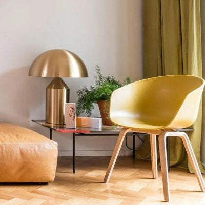 Lampe champignon vintage dorée posée table basse moderne verre minimaliste déco tons de ocre jaune 