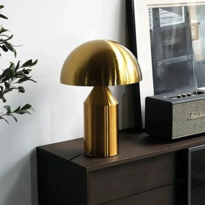 Lampe champignon vintage dorée sur crédence bois marron ambiance rétro
