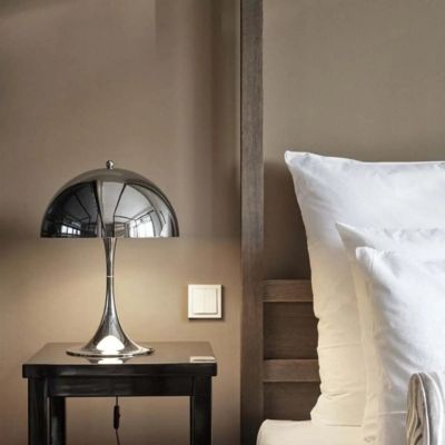 lampe chamignon design chromée table de nuit noir lit draps blancs