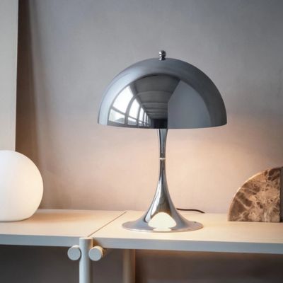 lampe champignon design iconique chromée années 70 sur étagère blanche