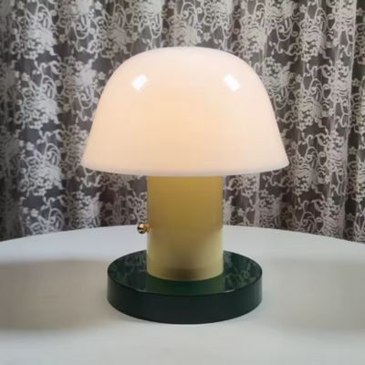 lampe champignon vintage vert beige blanc sur table ronde blanche