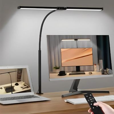 lampe de bureau noire fixée à l'arrière d'un bureau moderne avec ordinateur et télécommande