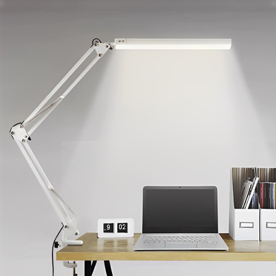 Lampe de bureau blanche à pince à une table de travail. La lampe nous montre la force de son illumination LED 3 modes de lumière et 10 d'intensités
