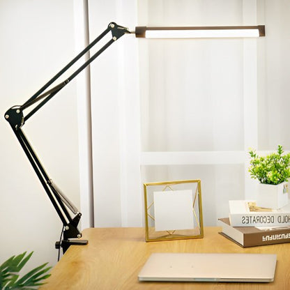 lampe de bureau à pince noire 3 modes lumière 10 intensités lampe est installée sur une table de travail en bois clair fenêtre et rideaux blancs donnent ambiance féminine 
