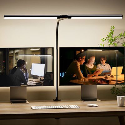lampe de bureau à pince bras articulé éclairant deux écrans d'ordinateur simultanément