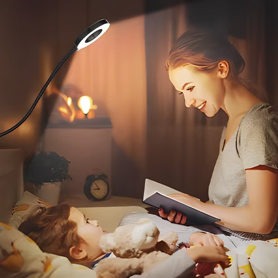 lampe de bureau LED flexible 3 modes de lumières et 10 variations une maman qui lit à sa petite fille avant de lui souhaiter bonne nuit