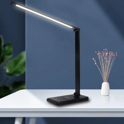 lampe de bureau LED intelligente noire bureau blanc scandinave mur bleu ambiance minimaliste moderne