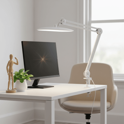 Lampe de bureau LED blanche premium avec bras articule à pince sur bureau moderne avec mannequin bois écran plante verte et chaise beige