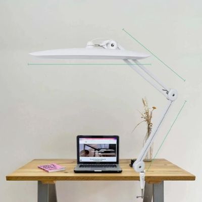 Lampe de bureau LED blanche premium bras articulé  bureau bois avec ordinateur portable vase fleurs séchées et notes roses