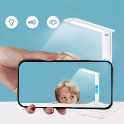 lampe de bureau led blanche écran mobile enfant démontrant protection des yeux