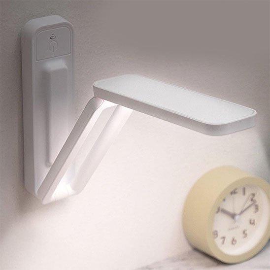 lampe de bureau LED pliable et polyvalente installé comme applique murale tactile esthétique et fonctionnalité