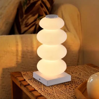 lampe de table USB RGB design empilé qui apporte une touche contemporaine