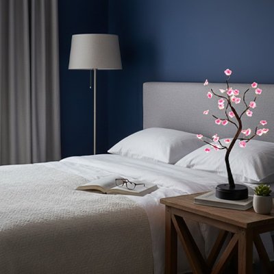 Lampe de chevet design arbre fleurs de cerisier rose posée table chevet bois 