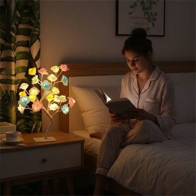 Lampe de chevet design forme arbre roses rose jaunes bleues base blanche sur table de nuit femme lit sur lit ambiance chaleureuse