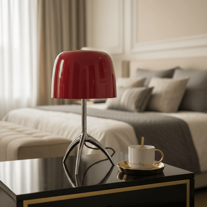 lampe de chevet rouge vin métal et verre tripode inspiration Bauhaus dans chambre style classique blanche beige gris