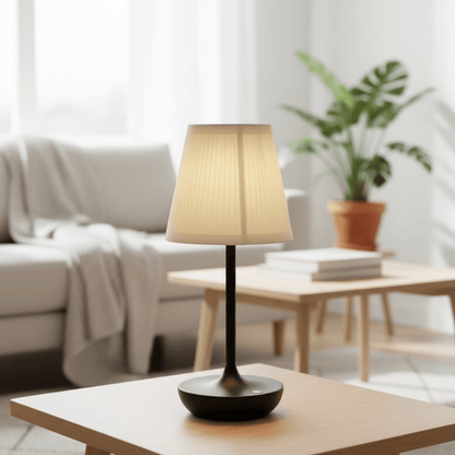 lampe de chevet LED tricolore noire dans salon blanc beige style nordique