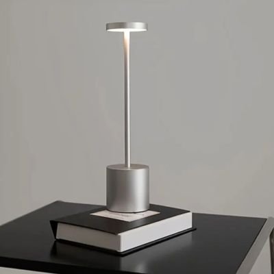 lampe de chevet LED argentée allumée USB type c  table noire un livre noir