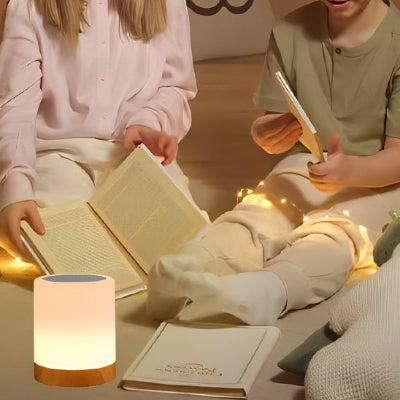 Lampe de chevet tactile allumée fillette et garçon avec livre et guirlande blanche