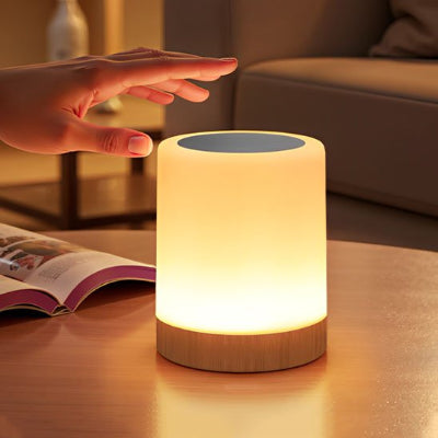 Lampe de chevet tactile sur table salon main va toucher lampe un livre sur table