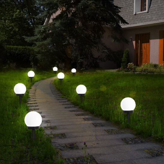 Lampe de jardin installée le long d'une allée de jardin sinueuse au crépuscule